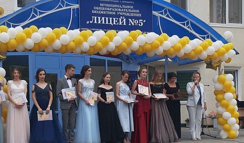 Выпускники простились со своими школами